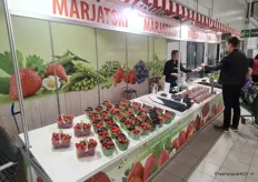 The following photos are from the Prisma in Kouvola. This is a huge hypermarket with a beautiful fruit and vegetable department. At the entrance, there is a market stall with strawberries.